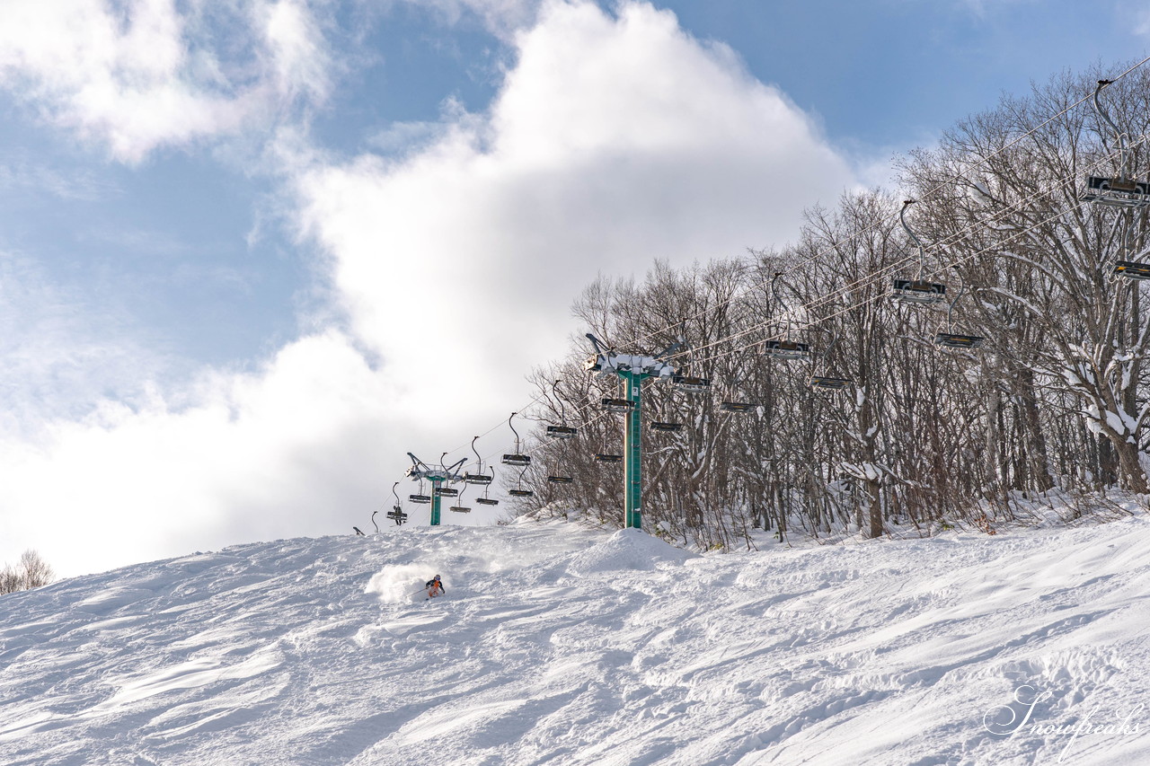 朝里川温泉スキー場　祝・積雪200cm到達。ふわふわのパウダースノーが降り積もったゲレンデを舞台に、女性スキーヤーチーム『TeamKP』成澤栞さんと秋山穂香さんが美しい滑りを披露！